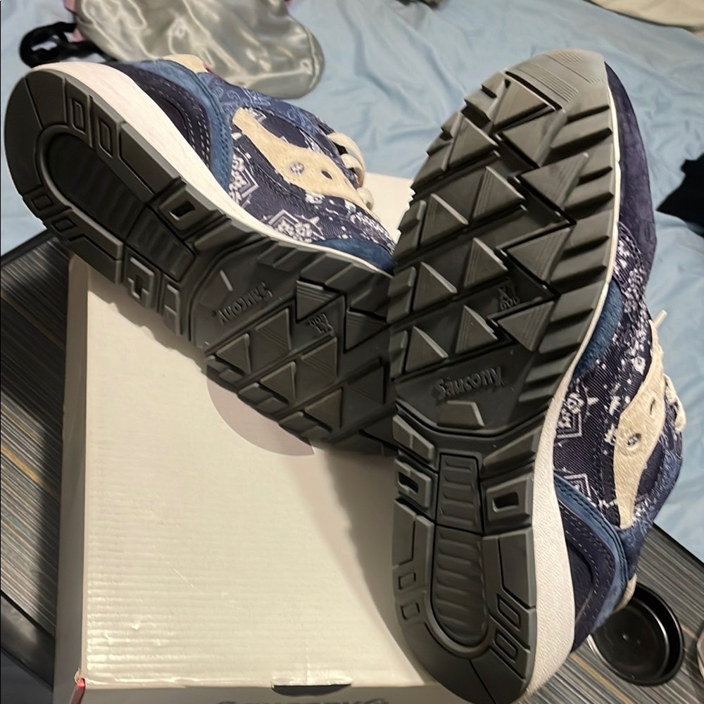 Saucony Originals Navy and Cream Sneakers - Picture 4 of 4